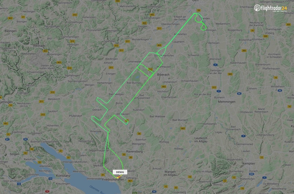 Em voo com aeronave, piloto alemão desenha traçado de uma seringa no mapa