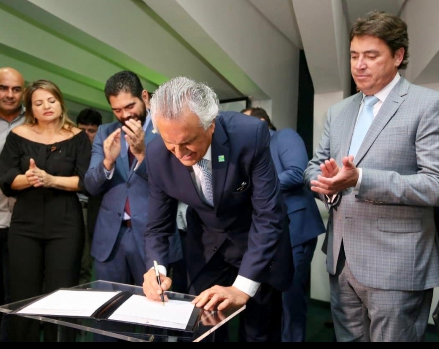Caiado assina protocolo com 43 novas empresas