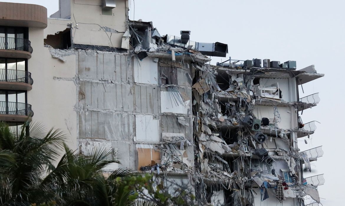 Foram confirmadas dezoito mortes pelo desabamento do prédio em Miami