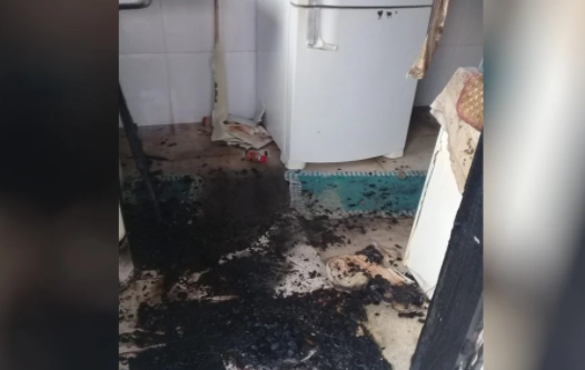 Homem incendeia a casa da ex-namorada e a ameaça de morte