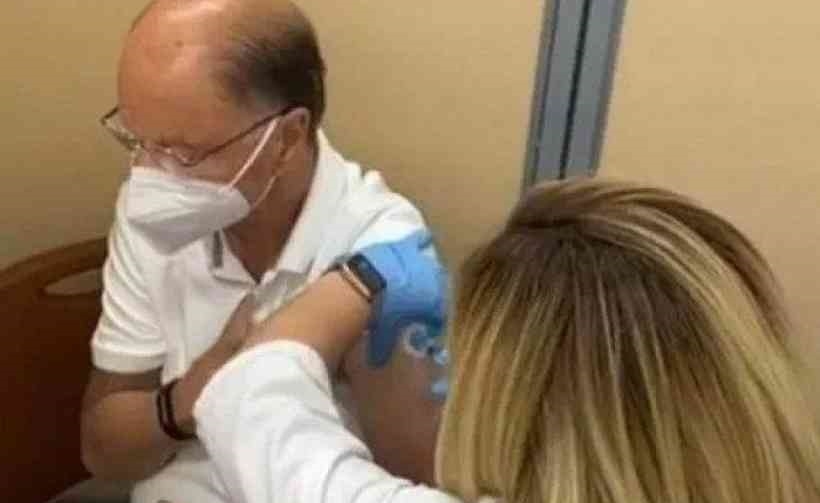 Após estimular fiéis a não temer Covid-19, Edir Macedo se vacina em Miami
