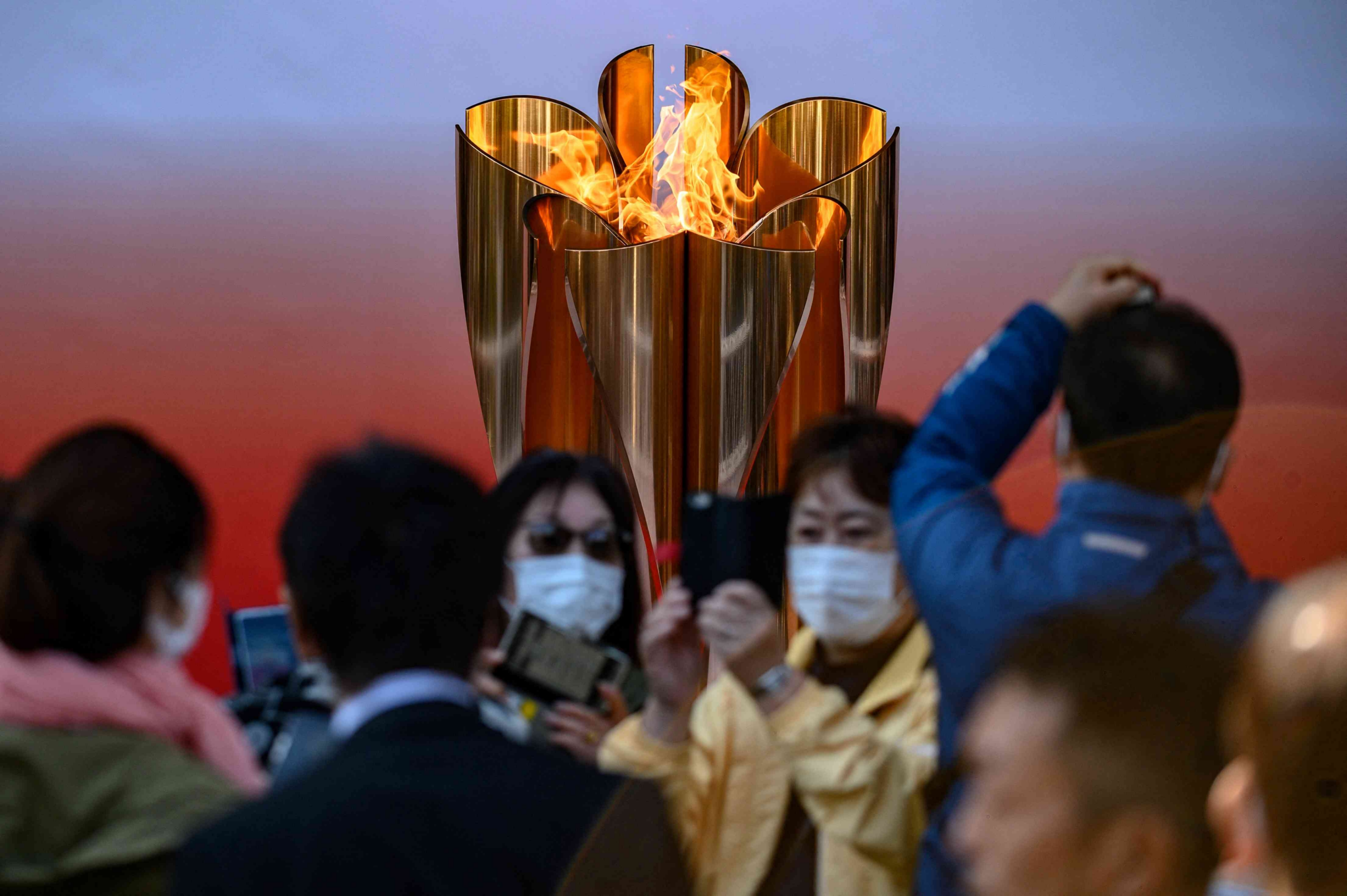 Com um ano de atraso e sem público, Japão inicia o revezamento da tocha olímpica