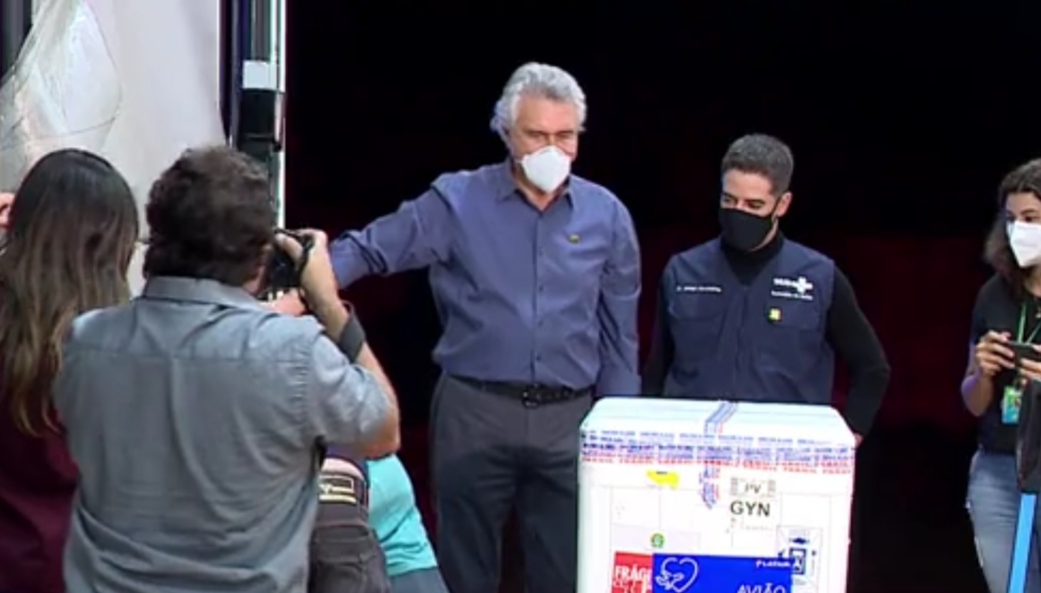 Caiado e Ismael recebem 266 mil doses de vacinas na madrugada