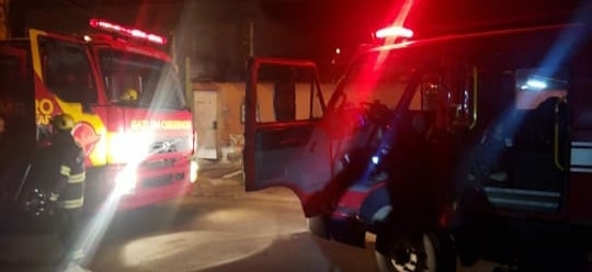 Bombeiros resgatam vítimas inconscientes de dentro de casa em chamas em Aparecida de Goiânia
