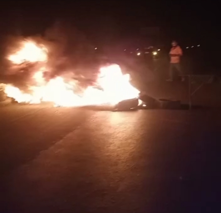 Usuários do transporte coletivo em Aragoiânia realizam manifestação na GO-040