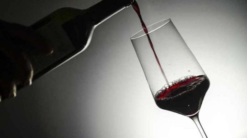 Vinho tóxico tomado em funeral mata 11