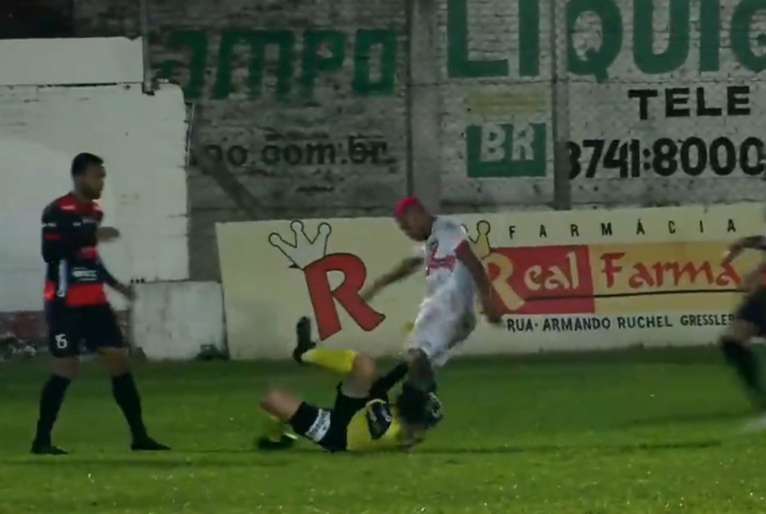 Jogador que agrediu árbitro no Sul é suspenso do futebol por dois anos