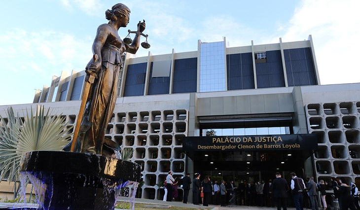 Na presença do prefeito de Goiânia e autoridades, desembargador Walter Carlos Lemes inaugura instalação da estátua Têmis na entrada da sede do TJGO