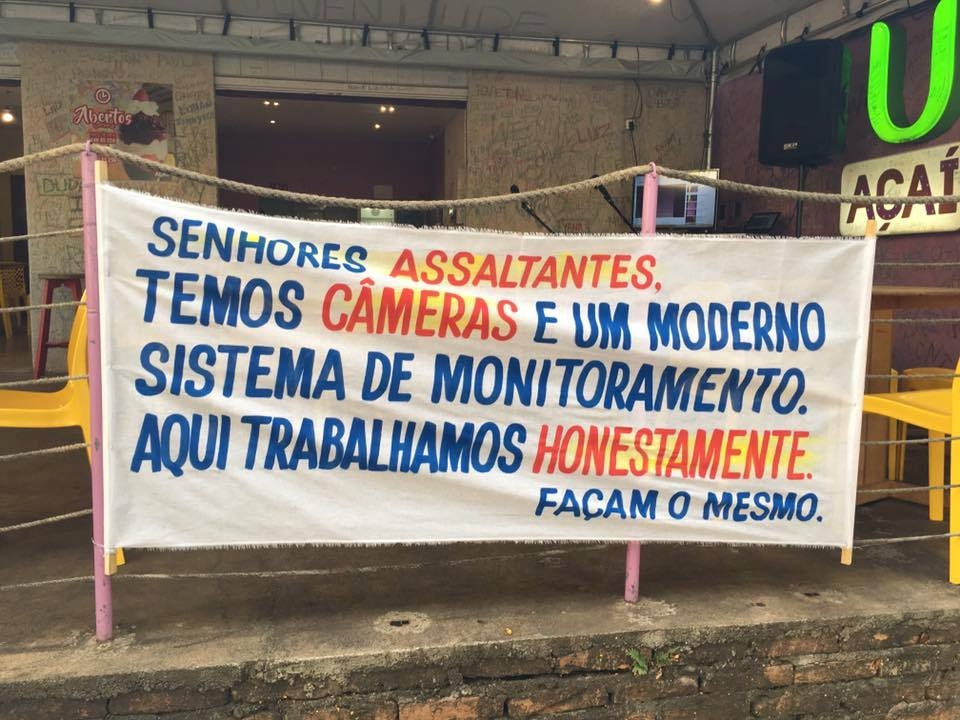 Faixa chama a atenção de moradores em Goiânia