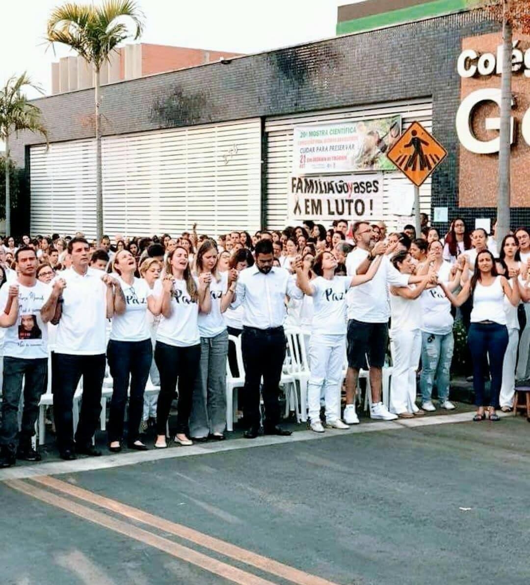 Culto ecumênico é marcado por emoção e oração por vítimas de atentado em colégio