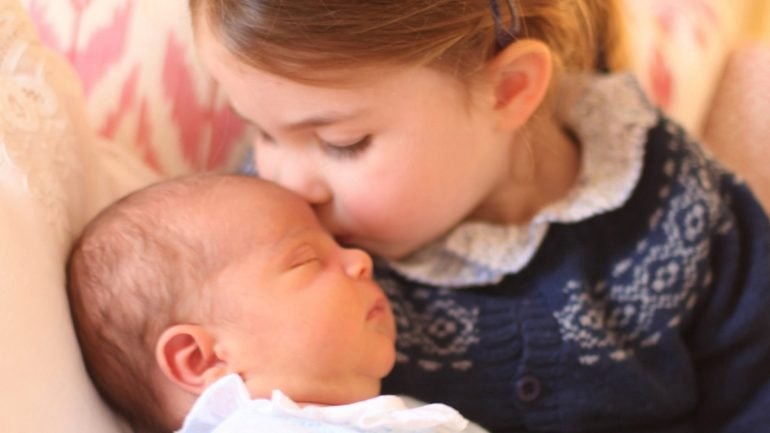 Família real britânica divulga novas fotos do príncipe Louis