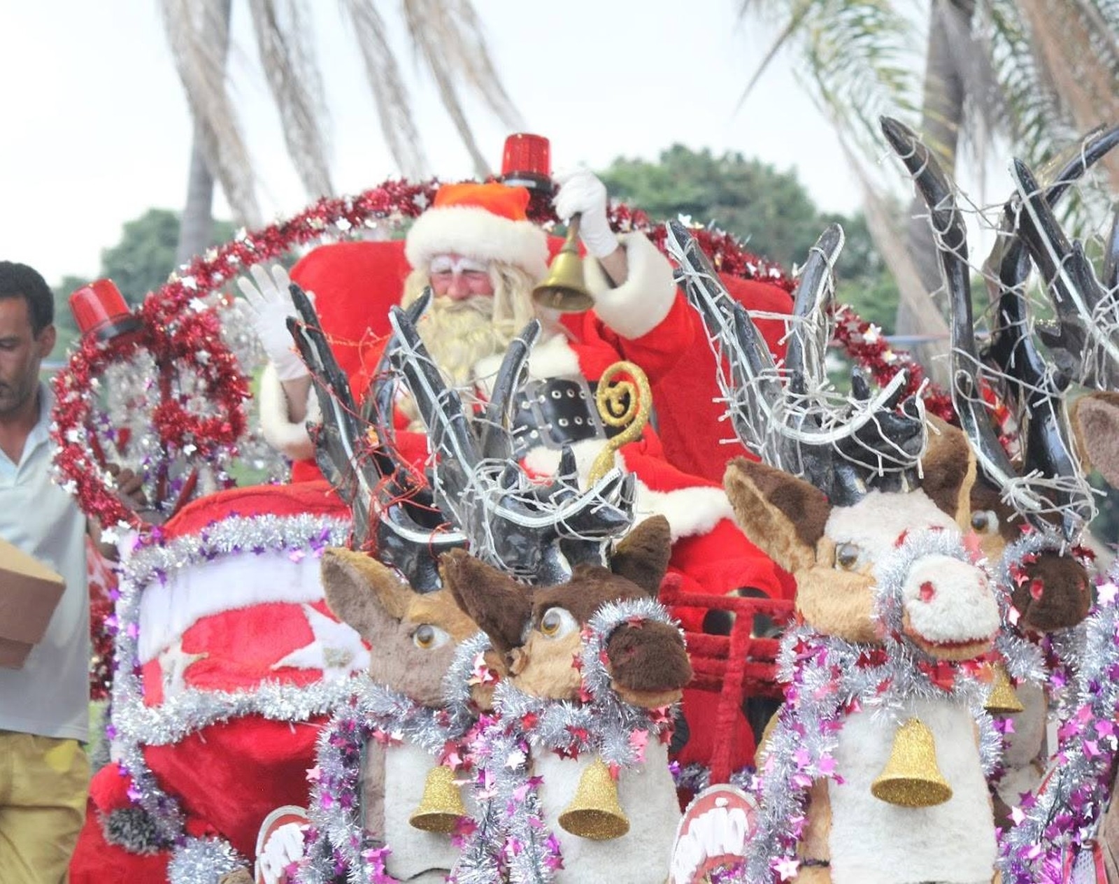 Papai Noel é alvo de pedradas de crianças após acabar as balas