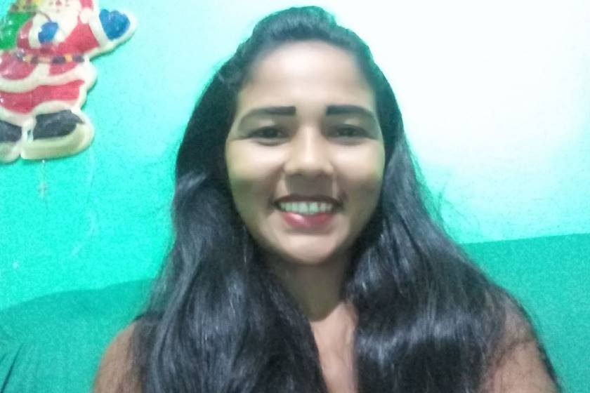 Diarista coloca cabelo à venda para comprar material escolar dos filhos