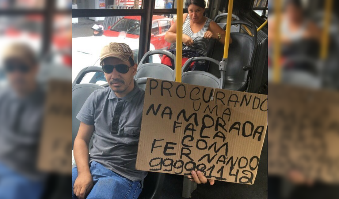 Homem é flagrado com cartaz de “procurando namorada” em Goiânia