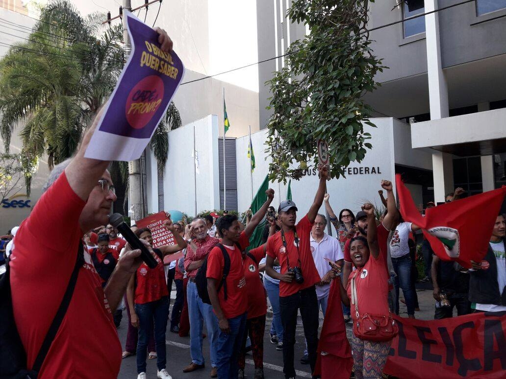 Manifestantes pró-Lula protestam na porta da Justiça Federal em Goiânia
