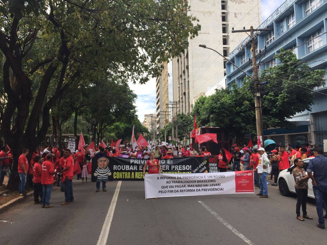 Grupo protesta contra Reforma da Previdência em Goiânia