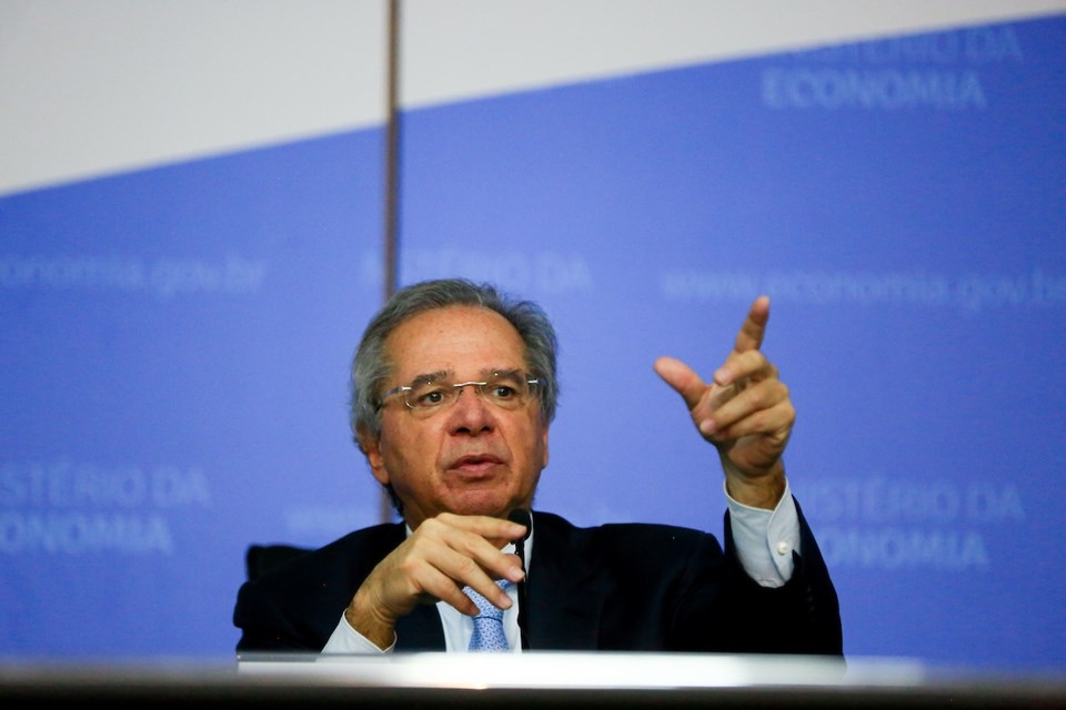 Guedes pede por congelamento de salários no próximo ano