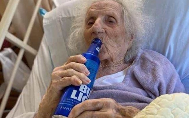 Idosa de 103 anos comemora cura da Covid-19 com cerveja