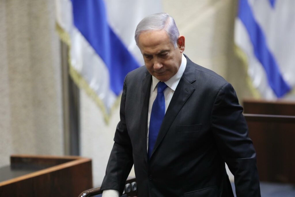 Desafiador, Netanyahu promete voltar logo ao poder