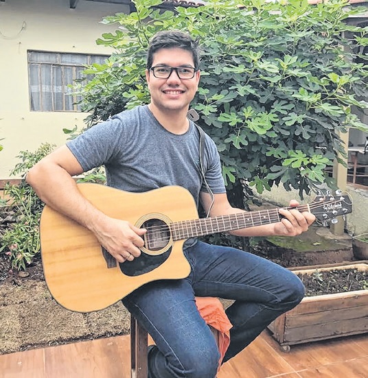 Jone’s em show voz e violão na Bendita Tapioca