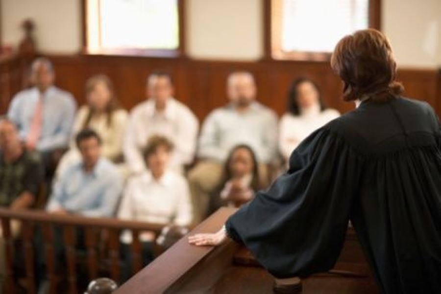 Jurado não avisa juiz que vai se casar e cerimônia ocorre em intervalo de julgamento