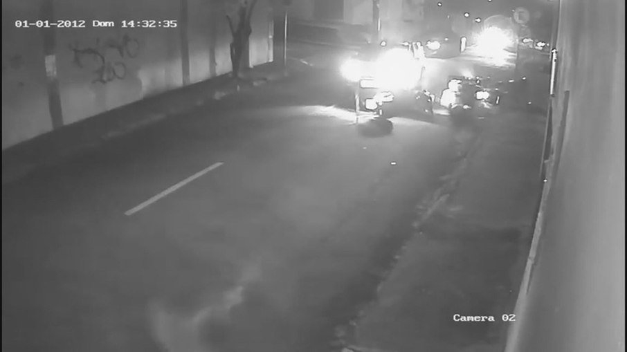 Mulher é presa em flagrante após provocar acidente e ferir policiais