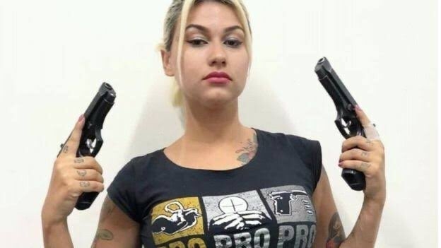 Intimada a depor, Sara Winter debocha da PF: “Me nego a ir nessa bosta”