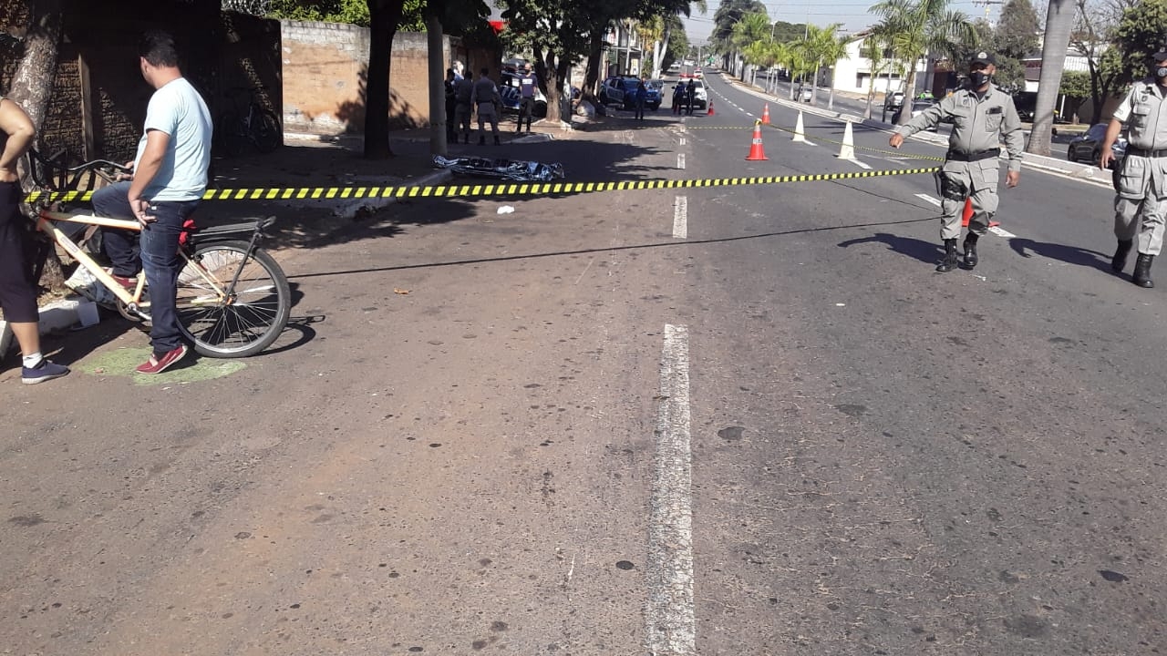 Mulher morre e dois homens ficam feridos em acidente na Avenida Leste-Oeste, em Goiânia