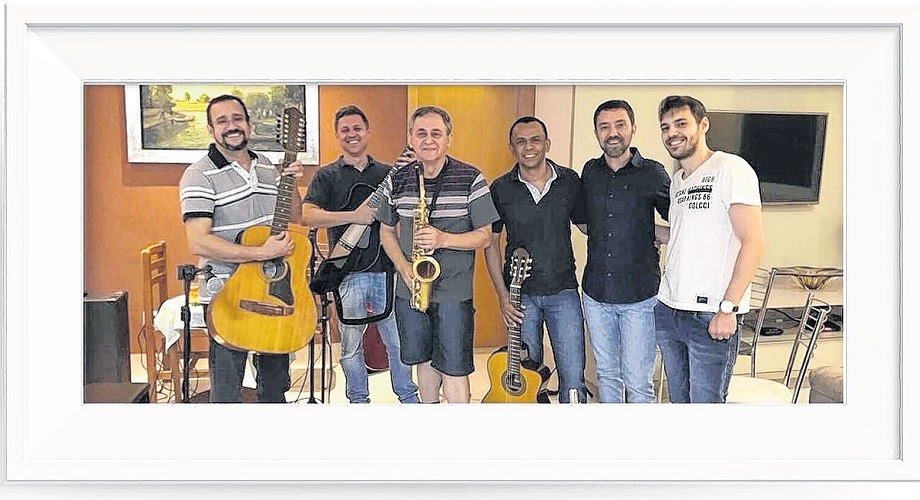 Coroas de Jaqueta apresenta-se amanhã com MPB, pop e rock