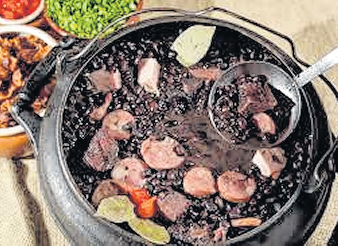 Evando Base, Davi, Darwinson & Brenda Valentim abrem espetáculo com feijoada