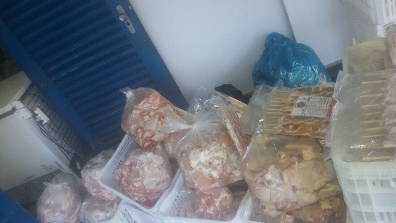 Procon apreende 400 kg de carne estragada em clube no Setor Faiçalville
