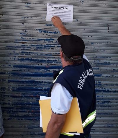 Quatro estabelecimentos são interditados por obstruir calçadas