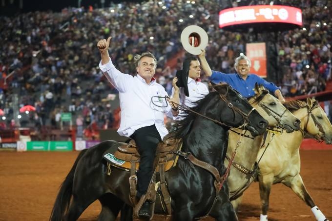 Bolsonaro assina decreto sobre bem-estar de animais usados em rodeios