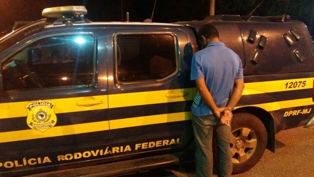 Homem é preso em veículo roubado na BR-153