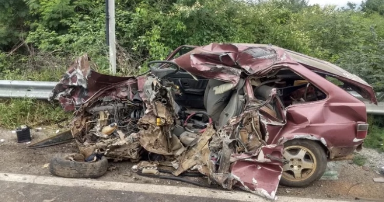 Homem morre após bater com carro de frente com caminhão