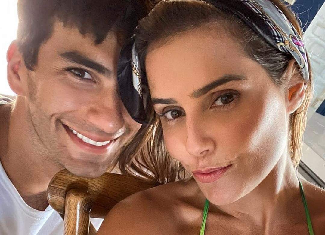 Deborah Secco revela que já namorou dois de uma vez e se choca com confissão do marido