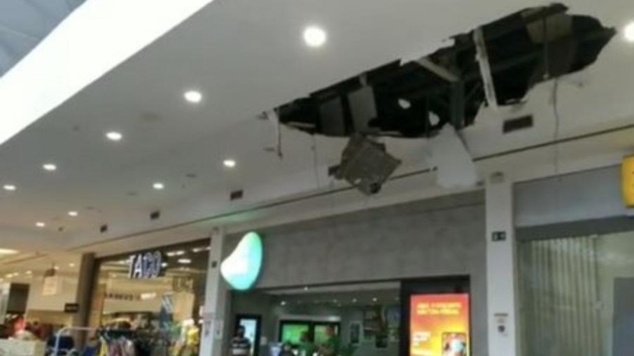 Duas pessoas ficaram feridas, após teto de shopping desabar
