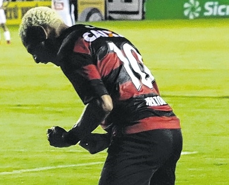 Vitória se classifica para a final com show de Neílton