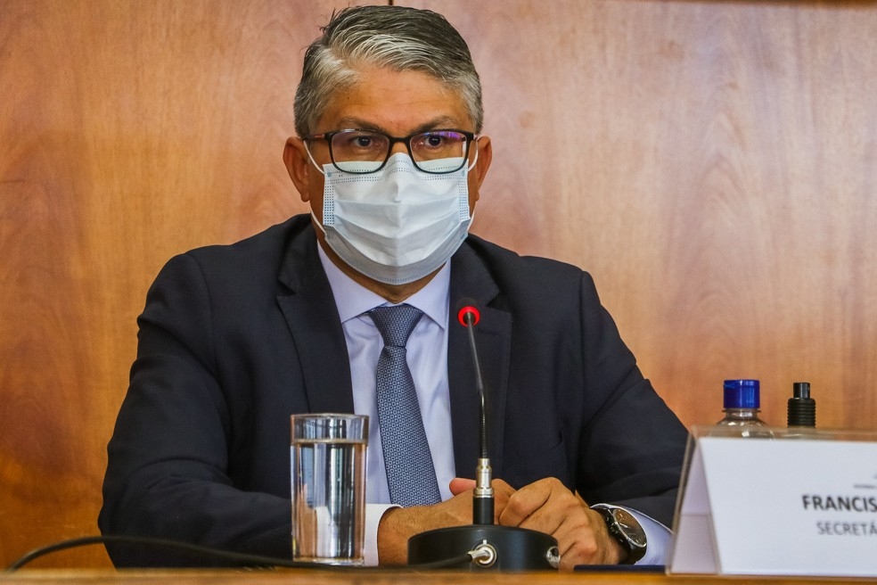 Secretário de Saúde do DF é preso em operação por irregularidades