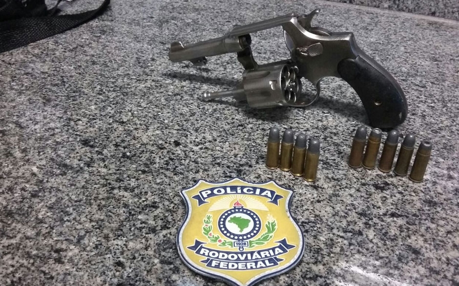 Motorista de ônibus interestadual é preso por porte ilegal de arma