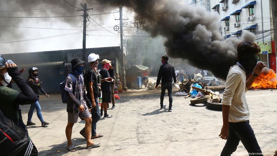 Repressão militar a civis mata ao menos 25 em Mianmar