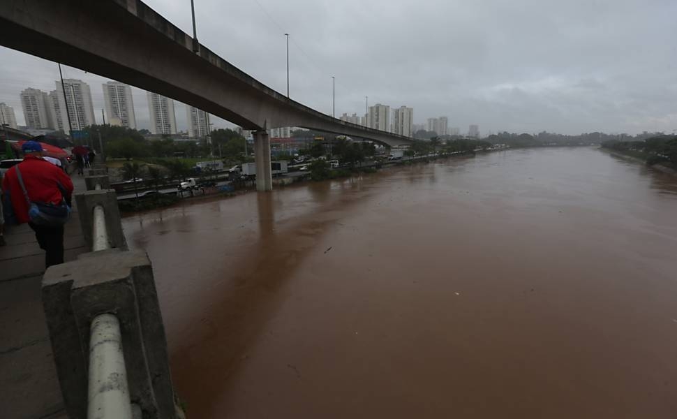 Chuva em São Paulo mata 15 pessoas