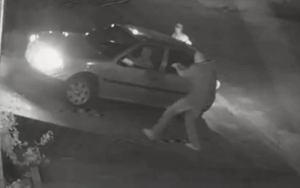 Casal de idosos tem carro roubado na porta de casa em Goiânia