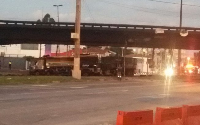 Após colisão, caminhões pegam fogo e interditam Avenida Bandeirantes em SP