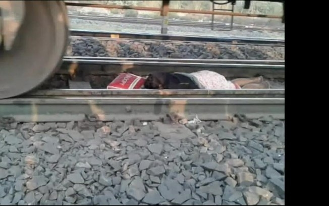 Mulher escapa de trem na Índia