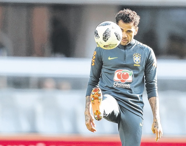 Examinado pela CBF, Daniel Alves é cortado da Copa