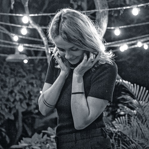 Laure Briard lança o single Janela