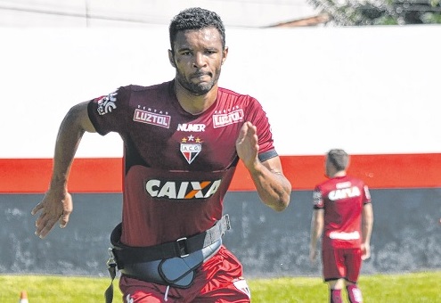 Volante comemora estreia em posição que era carente