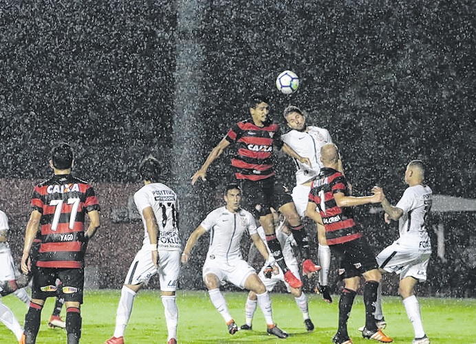 Vitória e Corinthians passam em branco
