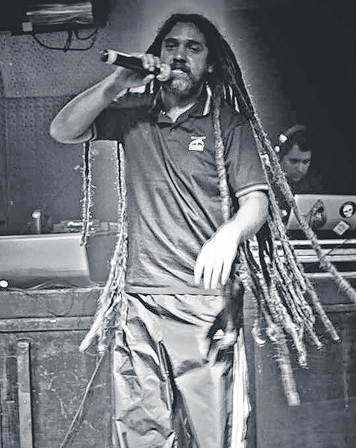 Banda Rastacry leva tributo a Bob Marley ao palco do Lowbrow
